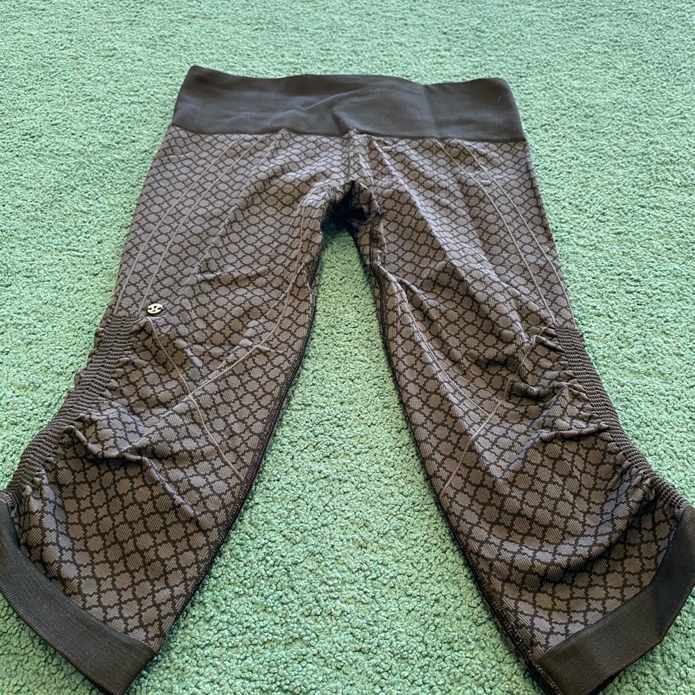 Lululemon capri black and gray